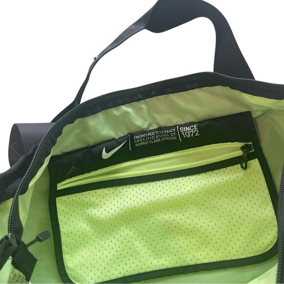 NIKE Sporty Tote – Black/Red, Crossbody Option, EUC, Gym-Ready - Picture 7 of 10